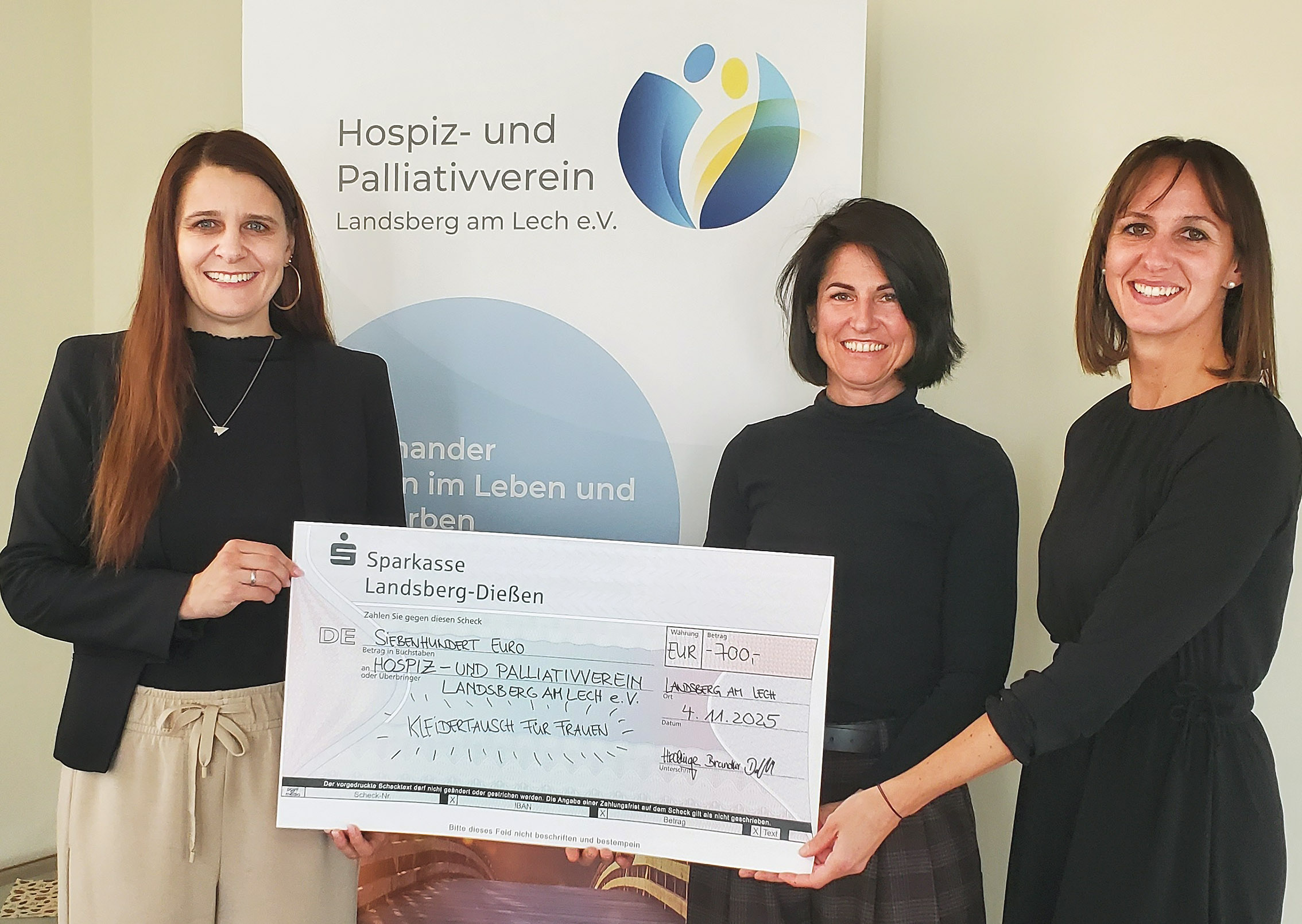 Kleidertausch-Veranstalterinnen 2025 übergeben Scheck